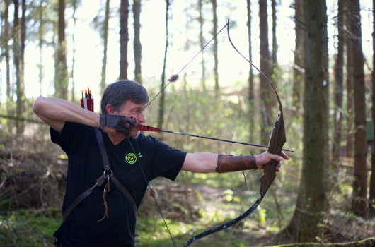 Archer at full draw at Bärleinsparcours