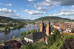 Pfarrkirche und Main in Miltenberg